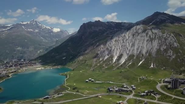Drone volando sobre un impresionante lago de montaña en el corazón de los Alpes en Francia. — Vídeo de stock