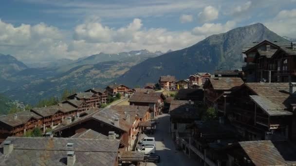 Malerische Bergstadt in den Alpen — Stockvideo