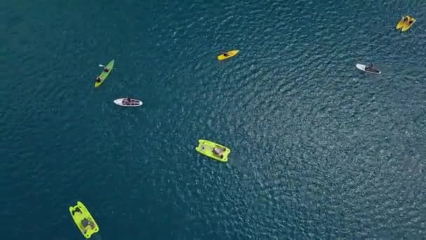 フランスのアルプスの中心部にある美しい山の湖の上を飛ぶドローン. — ストック動画