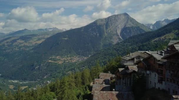 Pintoresca ciudad de montaña en los Alpes — Vídeos de Stock