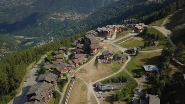 Ville pittoresque de montagne dans les Alpes — Video