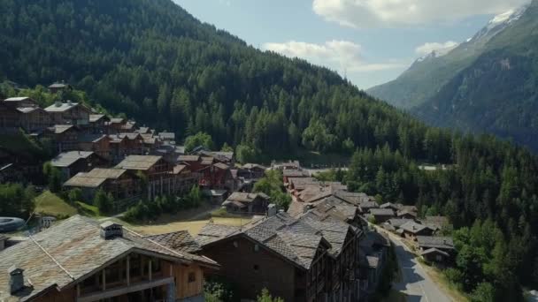Malownicze górskie miasto w Alpach — Wideo stockowe