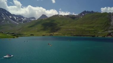 İnsansız hava aracı Fransa 'daki Alpler' in gölü üzerinde uçuyor.. 