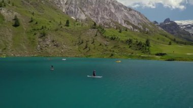 İnsansız hava aracı Fransa 'daki Alpler' in gölü üzerinde uçuyor.. 