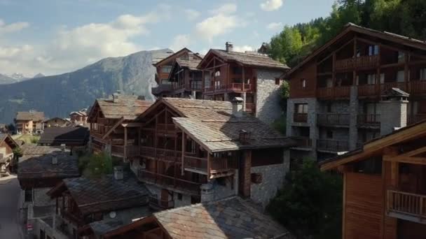 Ville pittoresque de montagne dans les Alpes — Video