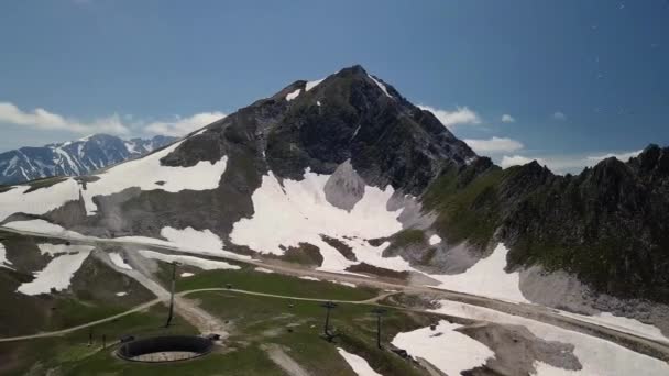 Vista aérea de la montaña 4k en los Alpes — Vídeo de stock