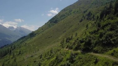 Dağ bisikletçisi Alpler 'in hava uçuşunda - 4k UHD