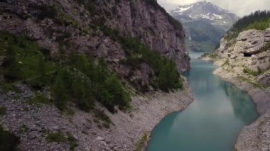 Dağ bisikletçisi Alpler 'in hava uçuşunda - 4k UHD
