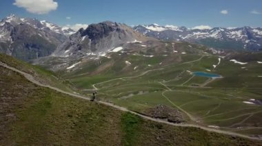 Dağ bisikletçisi Alpler 'in hava uçuşunda - 4k UHD