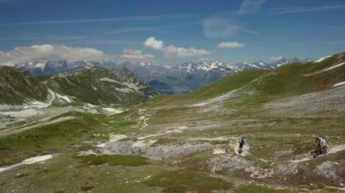 Dağ bisikletçisi Alpler 'in hava uçuşunda - 4k UHD