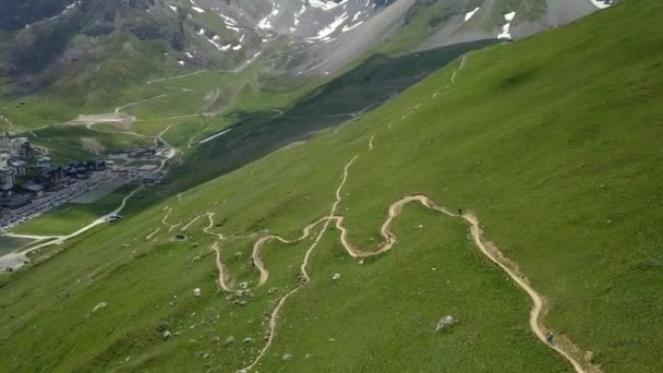 Ποδηλάτης βουνού στο μονοπάτι σε alps εναέρια πτήση - 4k UHD — Αρχείο Βίντεο