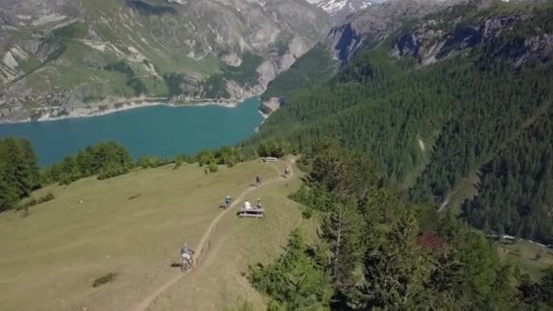 Montanha motociclista em trilha em alpes voo aéreo - 4k UHD — Vídeo de Stock