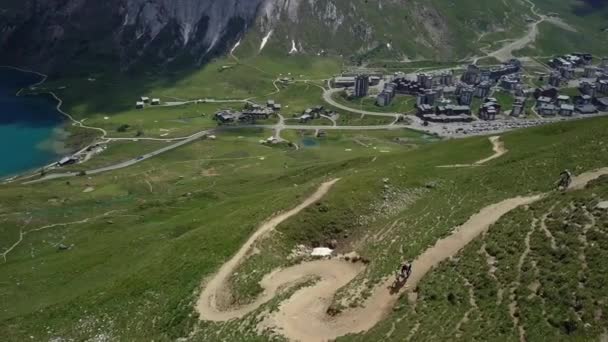 Montanha motociclista em trilha em alpes voo aéreo - 4k UHD — Vídeo de Stock