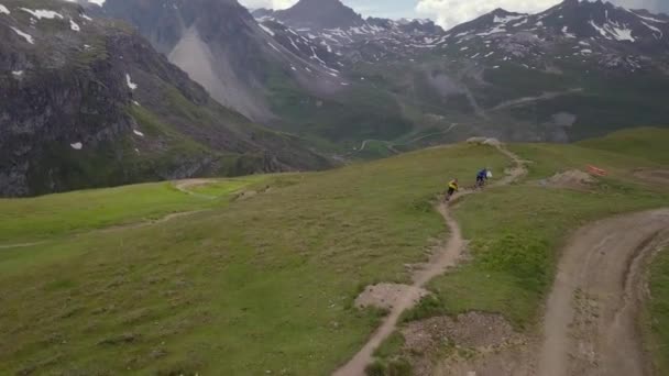 Ποδηλάτης βουνού στο μονοπάτι σε alps εναέρια πτήση - 4k UHD — Αρχείο Βίντεο