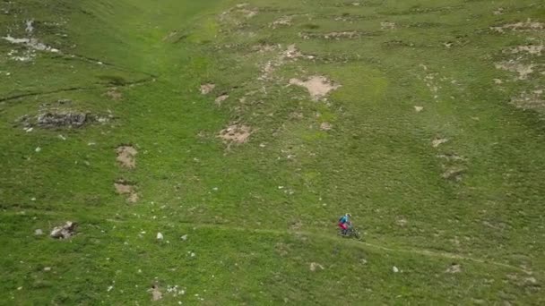 Montanha motociclista em trilha em alpes voo aéreo - 4k UHD — Vídeo de Stock