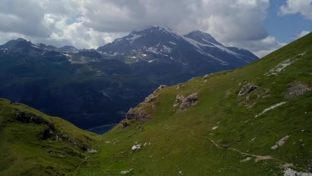 Ποδηλάτης βουνού στο μονοπάτι σε alps εναέρια πτήση - 4k UHD — Αρχείο Βίντεο