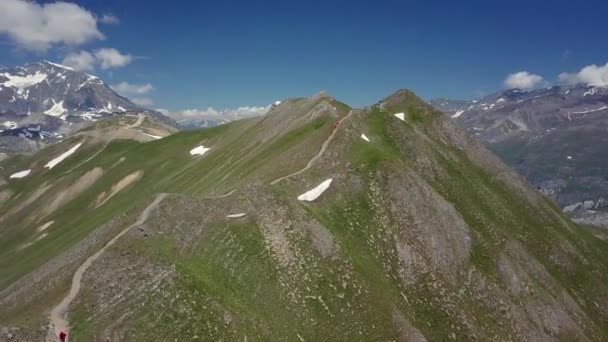 Horský cyklista na trase v Alpách letecký let - 4k UHD — Stock video
