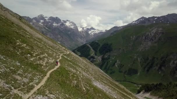 Ciclista de montaña en ruta en vuelo aéreo de los Alpes - 4k UHD — Vídeo de stock