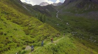 Dağ bisikletçisi Alpler 'in hava uçuşunda - 4k UHD