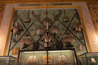 Torino Kraliyet Sarayı 'ndaki Savoy ailesi Armeria Reale (Kraliyet Cephaneliği) silah ve zırh koleksiyonu