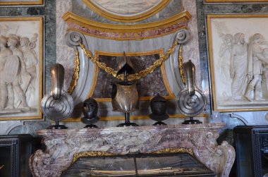 Torino Kraliyet Sarayı 'ndaki Savoy ailesi Armeria Reale (Kraliyet Cephaneliği) silah ve zırh koleksiyonu