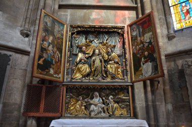 Marburg 'daki Elisabeth Kilisesi' nin iç manzarası.