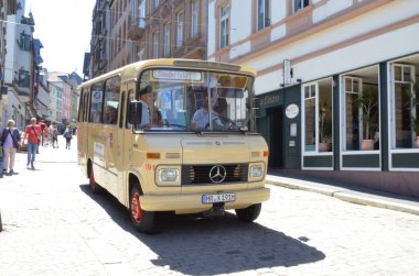 Marburg 'un eski mahallelerinin tarihi sokakları (Almanya)