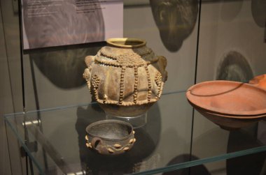 Mısır Torino Müzesi 'nde mumyalar, eserler ve Mısır bulguları sergileniyor.