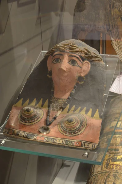 在都灵埃及博物馆举办的木乃伊 文物和埃及文物展览 — 图库照片