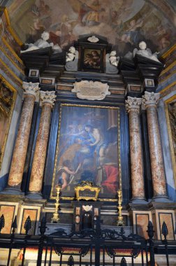  Torino Kefeni 'nin saklandığı Torino' daki Aziz Yahya 'nın Katolik katedralinin içinde.