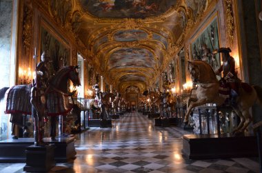 Torino, İtalya - Kraliyet Sarayı 'nda Savoy ailesi tarafından silah ve zırhların toplanması (Armeria Reale)
