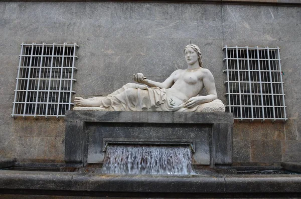Dora Fountains Representado Por Homem Uma Mulher Que Jazem Sobre — Fotografia de Stock