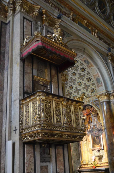 都灵San Carlo Borromeo巴洛克教堂的中殿 — 图库照片