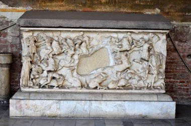 Eğik Pisa Kulesi 'ndeki anıtsal mezarlıkta mezar heykelleri.