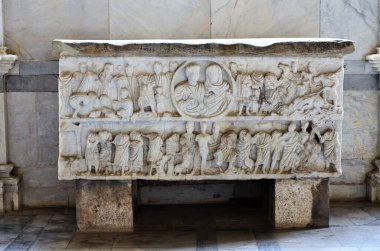 Eğik Pisa Kulesi 'ndeki anıtsal mezarlıkta mezar heykelleri.