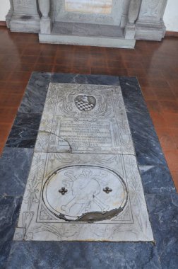 Eğik Pisa Kulesi 'ndeki anıtsal mezarlıkta mezar heykelleri.