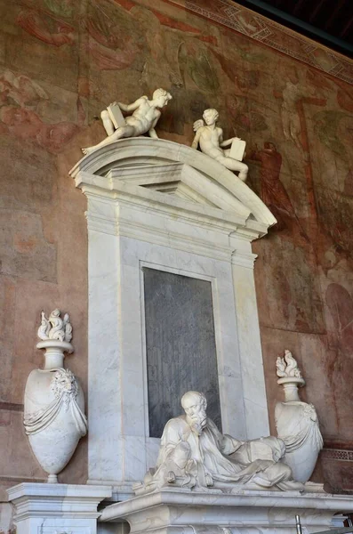 Eğik Pisa Kulesi Ndeki Anıtsal Mezarlıkta Mezar Heykelleri — Stok fotoğraf