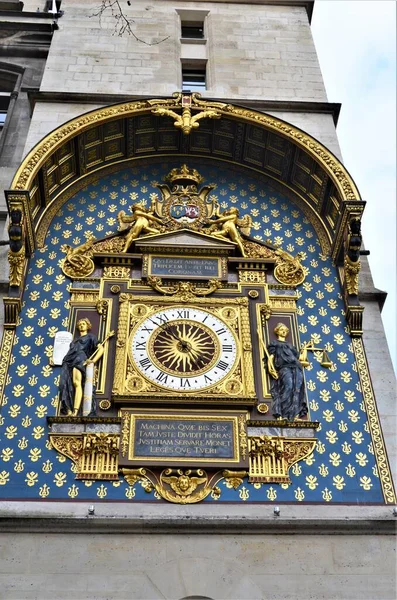 Επίχρυσο Ρολόι Conciergerie Κρέμονται Στον Πύργο Του Ρολογιού Της Conciergerie — Φωτογραφία Αρχείου