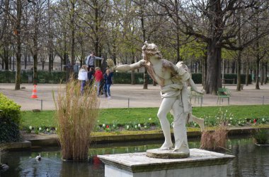 Jardin des Tuileries bahçesinin gündüz manzarası, Paris