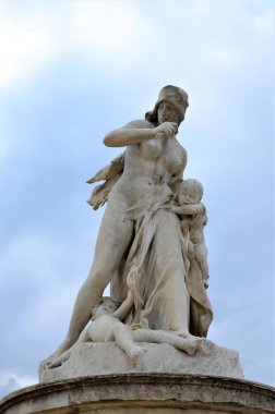 Jardin des Tuileries bahçesinin gündüz manzarası, Paris