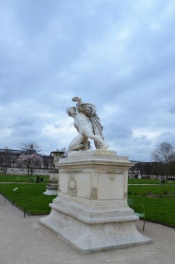 Jardin des Tuileries bahçesinin gündüz manzarası, Paris