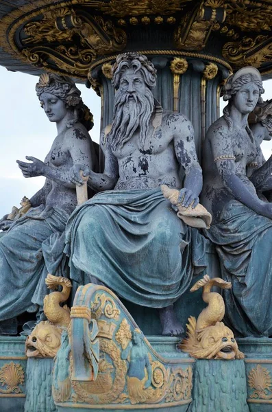 在法国巴黎协和广场上的喷泉 — 图库照片