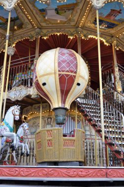 Eyfel Kulesi 'nin yanında atlıkarınca manzarası, Paris,