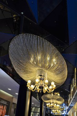 Champs Elysees Bulvarı, Paris 'te turistik mekânlar, sinema ve Lido kabaresi bulunmaktadır.