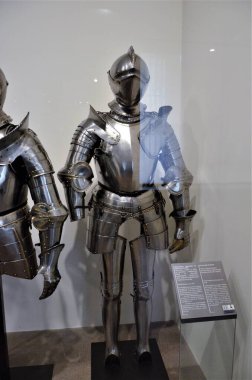 Paris 'teki Les Invalides Sarayı Ordu Müzesi' nin orijinal zırhının yakın çekimi.