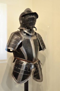 Paris 'teki Les Invalides Sarayı Ordu Müzesi' nin orijinal zırhının yakın çekimi.