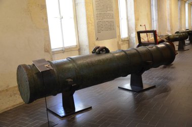 Paris 'teki Les Invalides Sarayı Ordu Müzesi' nin orijinal zırhının yakın çekimi.