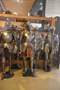 Paris 'teki Les Invalides Sarayı Ordu Müzesi' nin orijinal zırhının yakın çekimi.