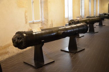 Paris 'teki Les Invalides Sarayı Ordu Müzesi' nin orijinal zırhının yakın çekimi.