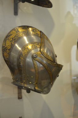 Paris 'teki Les Invalides Sarayı Ordu Müzesi' nin orijinal zırhının yakın çekimi.